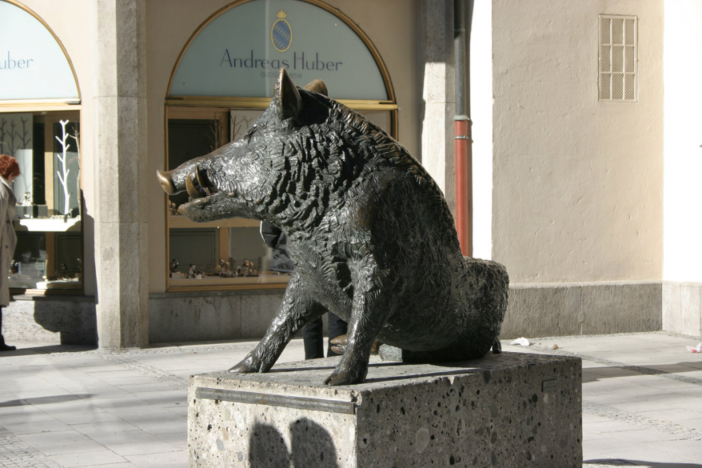 2-munich_-_statue_of_a_boar_011