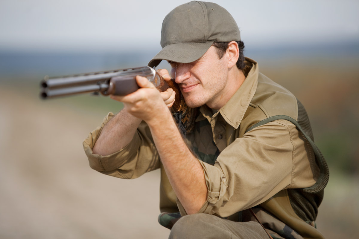 Парни стволами 2. Чоловік з вогнепальною зброєю. British Hunter aiming. A shot from a Rifle. With Rifle at shooting range vector.